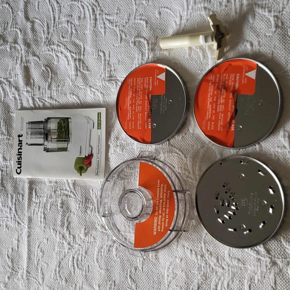 NWOT - Cuisinart slicing and shredding discs and compact cover